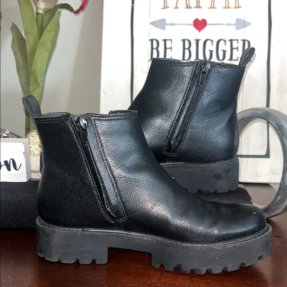 Zodiac Shiloh Faux Leather Black Rubber Sole Zip Side Ankle Boots sz 5 EUC